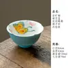 Conjunto de chá de cerâmica azul céu claro com underglaze pintado à mão, apresentando um design de borboleta, incluindo uma tigela com tampa, bule, xícaras de chá e xícaras de café