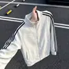 Sudadera con capucha de cuello alto a rayas deconstruida estilo americano para hombre Marca de tendencia cleanfit Sentido del diseño Estilo académico Bloques de color Chaqueta con cremallera