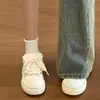 Zapatillas blancas para mujer, nuevo modelo popular de otoño 2026, de suela gruesa, ligeras, zapatillas deportivas casuales, mocasines de suela plana para pareja