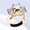Anel Quadrado Totalmente Cravejado com Diamantes Banhado a Ouro 18K Anel de Diamante de 2 Quilates Nobre e Dominador Coroação do Imperador Coroa do Imperador Anel Masculino