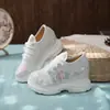 Tênis de Lona Branco com Garça Bordada Sapatos Bordados Sapatos de Tecido Antigos de Pequim Sapatos Brancos Espessos Tênis Esportivos Sapatos de Estilo Antigo Saiba Como