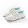 Nova Fronteira Plus Size Sapatos Femininos Sapatos Femininos de Buraco Oco Sandálias de Verão Respirável Sapatos Casuais Sola Macia Sapatos Leves para Mães