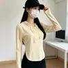Camiseta base casual simple con capucha para mujer, top de moda acanalado de ajuste ceñido para otoño e invierno con un elegante dobladillo en forma de U y mangas largas