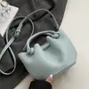 2025 Nueva Bolso Cesta de Verduras Portátil con Patrón de Lichi Simple Exquisito Versátil de Moda para Viajes Diarios Bandolera para Mujeres