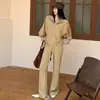 Conjunto de punto de dos piezas holgado para mujer con cuello de solapa y cremallera, mangas murciélago y pantalones de pierna ancha fluidos de cintura alta, perfecto para uso casual de otoño.