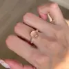 Anillo con Forma de Huevo Transparente Rocío de Luna de Durazno, Nuevo Anillo de Joyería de Diseño Exquisito de Nicho Retro Francés 2026, Personalizable