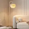Lámpara de pie de plumas estilo crema, lámpara de suelo moderna simple para sala de estar, lámpara de mesita de noche para sofá, lámpara decorativa de ambiente, lámpara de pie vertical