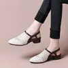 Sapatos Perfurados de Couro Macio Estilo Francês para Mulheres, Novo Modelo de Verão 2026, Sandálias Trançadas Sem Salto e Bico Redondo, Sapatos Mãe Vazados Respiráveis de Salto Baixo