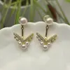Un Par Versátil de Pendientes de Perlas de Agua Dulce Naturales para Mujer, con Pines de Plata S925, Presentando un Estilo Retro Francés de Lujo Ligero y un Diseño Colgante Trasero
