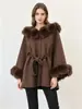 Outono/Inverno 2026 Novo Casaco Cape de Lã Dupla Face Tricotado com Capuz, Patchwork, Cinto e Pele Sintética, Xale Suéter Elegante para Mulheres