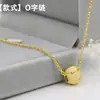 Colar Curto Corrente Clavícula com Pingente Flor de Carro Ano do Zodíaco Areia Cintilante Banhado a Ouro 24K