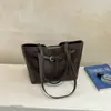 Bolso tote nuevo de gran capacidad, estilo minimalista retro, hecho de piel sintética PU, con textura casual, diseñado para mujeres, adecuado tanto para el uso diario como para ir al trabajo.