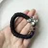 2026 Nuevo Estilo Coreano Lujo Ligero Flor de Cuatro Hojas Cristal Goma para el Cabello Banda de Satén Plegada para Mujer Elástica Versátil Exquisita