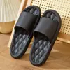 Pantuflas al por mayor mujer verano antideslizantes suela suave hogar casual pantuflas hombre baño doméstico almacén relámpago al por mayor suela gruesa pareja