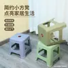 Venta directa de fábrica taburete pequeño de plástico taburete bajo taburete para cambiar zapatos sala de estar taburete simple para exteriores tipo engrosado