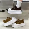 Tenis blancos de plataforma, de tamaño pequeño, que aumentan la altura, para mujer, nuevo estilo 2026, con punta en forma de concha, suela gruesa y un diseño lindo y extragrande, adecuados para uso casual y deportivo.