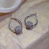 Pendientes de bola de metal de circonita Super Flash de estilo frío para mujer, temperamento de alta gama de lujo ligero, hebilla para la oreja simple y de nicho, joyería para la oreja