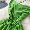 Vestido verde de tirantes para mujer, diseño de verano 2026, espalda sutilmente reveladora, entallado a la cintura, adelgazante, dobladillo amplio, vestido largo para vacaciones