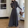 Conjunto casual de suéter de punto holgado de cuello alto para mujer con falda plisada de cintura alta adelgazante hasta la rodilla en albaricoque, caqui y gris