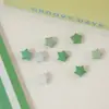 Estrelas de papel de origami verde sólido coloridas, estrelas da sorte, estrelas de origami, pentagramas dobrados, origami feito à mão