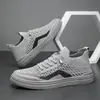 Zapatos nuevos para hombre con malla fly-knit, transpirables, ligeros, slip-on, zapatos deportivos para exteriores, zapatos casuales para hombre