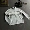 Elegante Cardigan Suéter Fair Isle Cinza para Homens e Mulheres, Outono/Inverno, Estilo Retro Americano Relaxado, Gola Meia-Alta, Zíper, Jaqueta de Tricô