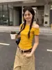 Algodón Arrugado] Camiseta Amarilla de Hombro Caído Manga Corta para Mujer Verano Nueva Ajustada Camiseta Base Interior Hombro Top Único