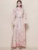 Foto Real de un Vestido Largo Estampado Vintage de Estilo Francés, Corte Ajustado, con Elegantes Mangas Abullonadas y Cinturón