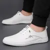 Novos sapatos casuais de couro masculinos, tênis brancos, estilosos, confortáveis, sapatos slip-on masculinos da moda, frete direto da fábrica