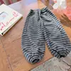 Calça jogger listrada infantil, novo estilo outono 2026, macia e amiga da pele, calça comprida casual estilo coreano, calça de moletom versátil para meninos e meninas