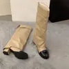 Elegantes y modernos botines largos de tacón alto inspirados en Chanel para mujer, con un diseño de pierna de pantalón apilada y detalles de patchwork, perfectos para el otoño e invierno 2026, y adecuados para andar en bicicleta