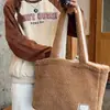 310232 bolsa de pelúcia outono e inverno para mulheres 2023 nova bolsa tote de ombro de lã de cordeiro de uso duplo grande capacidade