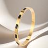 Pulsera de Acero de Titanio Diamante Cuadrado Zirconia Pulsera Niñas Moda de Alto Sentido Lujo Ligero Europeo y Americano No se Cae Pulsera de 18k Joyería