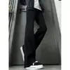 Jeans Cleanfit preto de corte inclinado e curvo para homens, estilo American high street, vibe moderna, corte reto, modelagem que emagrece, calça levemente flare