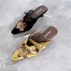 Nuevas Pantuflas Mula de Verano 2026 Estilo Chino Bordado Exquisito con Lentejuelas, Nuevas Pantuflas Vintage de Terciopelo Dorado con Punta Cerrada para Uso en Exteriores