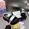 Novas Chinelas Femininas de Solado Grosso para Verão 2026 para Uso Externo, Sandálias Slide Fashionáveis e Versáteis com Solado Plataforma, Sandálias Casuais que Aumentam a Altura