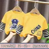 Camiseta de Manga Comprida para Meninos Estilo Primavera e Outono 2026 Novas Roupas de Outono para Crianças Camiseta Outono Algodão Puro Falso Duas Peças Listrada Camada Base