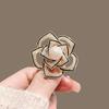 Broche Camelia Hueca Francesa Tridimensional Exquisito Diseño de Alta Gama Temperamento Estilo Pequeño Fragante Accesorios de Pin Simple para Mujer