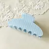 Presilha de garra de acetato listrada azul creme, mesmo estilo de influenciadora, presilha tubarão de alta qualidade para a parte de trás da cabeça, acessório de presilha para meio preso