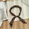 Bufanda de Cuadros Fresca y Sencilla Estilo Coreano con un Toque Juvenil, Moderna y Casual para Salidas, Bufanda de Seda de Primavera, Accesorio de Cuello Delgado y Artístico