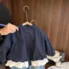 Gabardina corta estilo coreano para niñas pequeñas, colección primavera y otoño 2026, nueva y moderna prenda exterior de encaje para bebés y niños