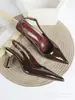 Novos Sapatos de Salto Alto Bico Fino Versáteis da Moda Europeia e Americana, Saltos Agulha de Couro Patent Pretos, Sandálias Fechadas com Tira no Tornozelo