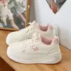 Tênis Brancos com Design de Borboleta Tendência de Nicho para Mulheres Outono 2025 Novo Versátil Estudante Moda Ins Sapatos de Sola Grossa