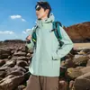 Chaqueta exterior ligera de softshell para hombre, adecuada para deportes y montañismo, con tecnología tres-a-prueba, diseño unisex y estilo con capucha