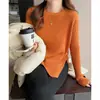 Nuevo suéter de punto de otoño e invierno para mujeres de mediana edad, un diseño elegante y único con dobladillo con abertura, top de moda