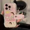 Cereja da Sorte Maruko-Chan Maçã 17Promax Capa de Celular Desenho Iphone16 Fio de Pena Creme 15 Suporte 13