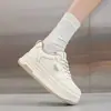 Zapatillas de plataforma de moda para mujeres bajitas, con suela gruesa y forro de felpa, nueva colección otoño/invierno 2026, zapatillas versátiles y cálidas de color blanco