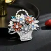 Broche Flor de Cesta de Diamantes Coloridos Luxuoso e Sofisticado, Alfinete de Alta Qualidade com um Toque Elegante, Acessório Exquisito e Gracioso