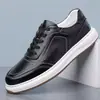 Tênis brancos masculinos são estilosos e versáteis, sapatos casuais, tênis de lona respiráveis, sapatos masculinos, sapatos esportivos versáteis de sola macia para atividades ao ar livre para homens