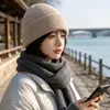 Gorro de punto para mujer, nuevo estilo otoño/invierno 2026, gorro cálido para ciclismo, viajes al aire libre y montañismo, hace que la cara se vea más pequeña